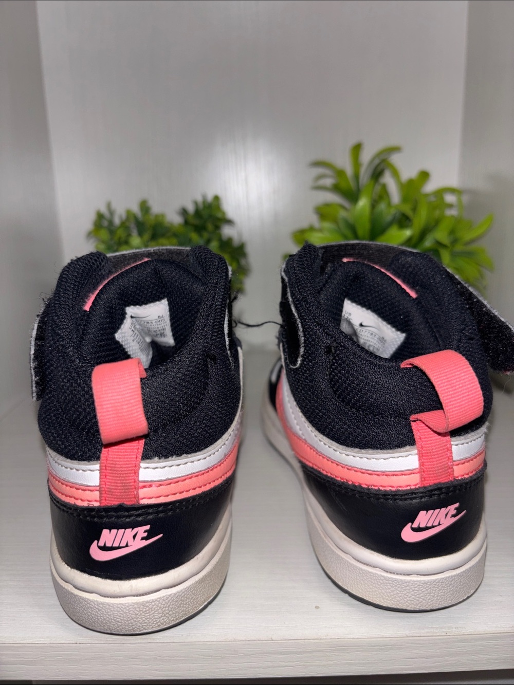 Girls Nikes - Picture 3 of 11